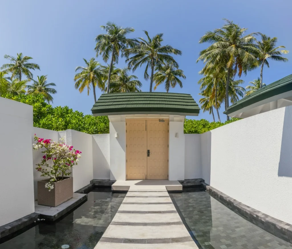 Grand Beach Residence with Pool