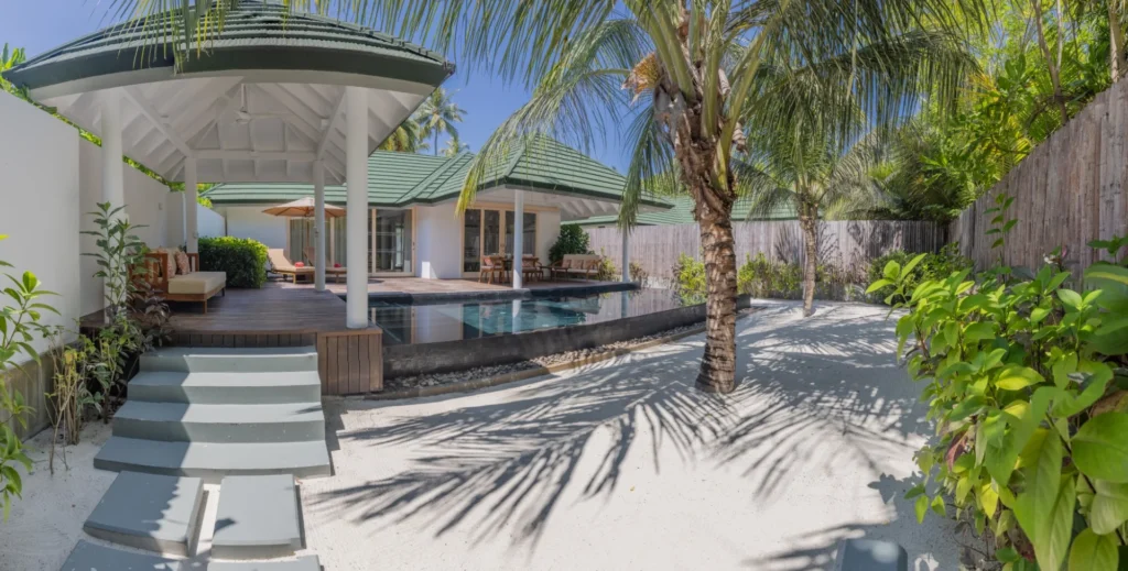 Grand Beach Residence with Pool